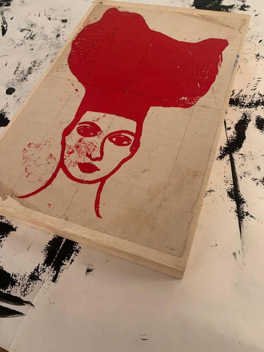 stampa rossa su carta antica ingiallita e segno della carta sul votlo della donna